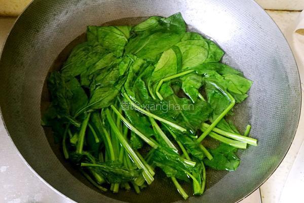 菠菜酿鹌鹑蛋的做法图解1