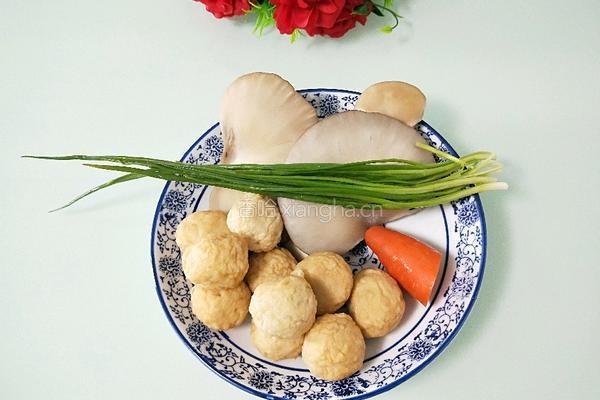 黑平菇炒鱼圆的做法图解1