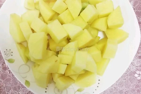 土豆烩肉的做法图解2
