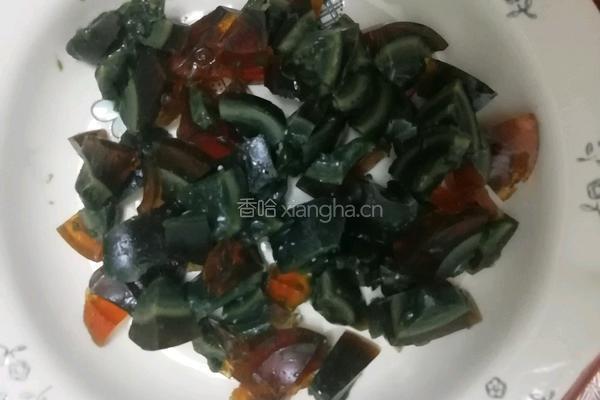 皮蛋豆腐的做法图解2