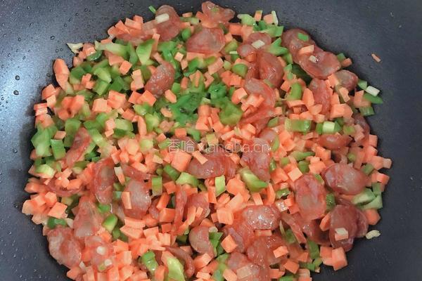 腊肠蔬菜炒饭的做法图解4