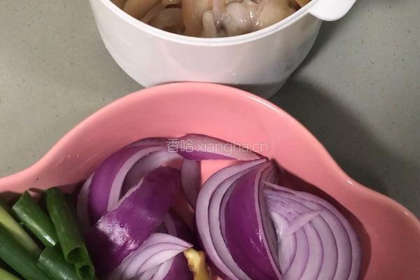 洋葱炒鱿鱼的做法图解1