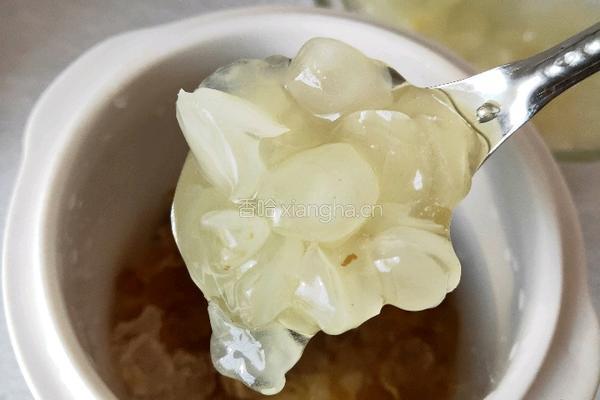 桃胶皂角米银耳羹的做法图解6