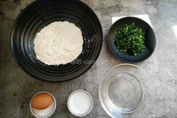 韭菜鸡蛋饼的做法图解1