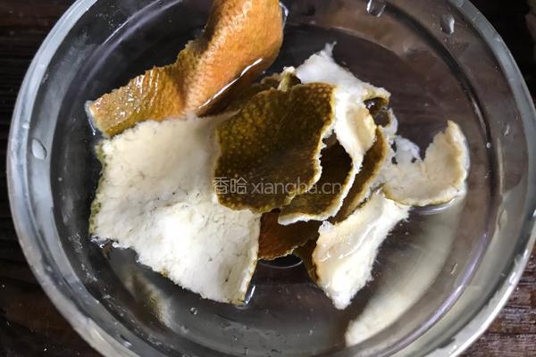 荷叶蒸腊鱼的做法图解2