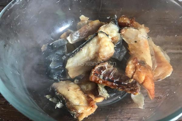荷叶蒸腊鱼的做法图解6