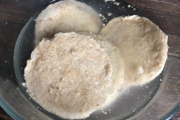 腊肉炖霉豆渣的做法图解2