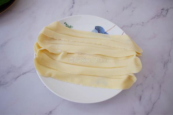 饺子皮油泼面的做法图解1