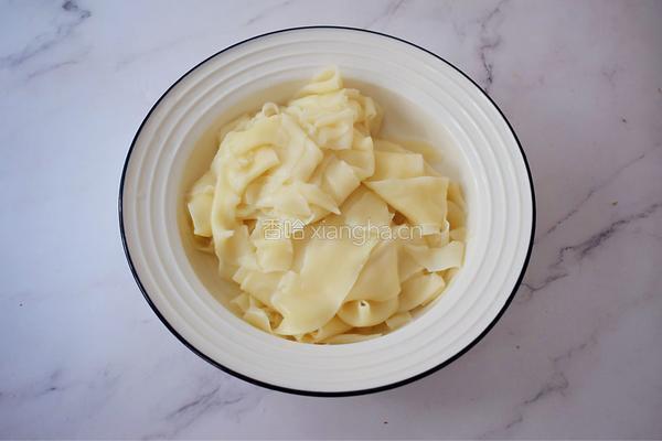 饺子皮油泼面的做法图解6
