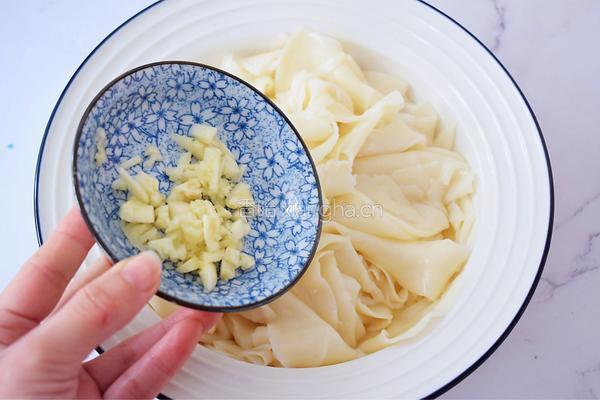 饺子皮油泼面的做法图解8