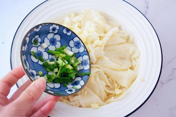 饺子皮油泼面的做法图解9