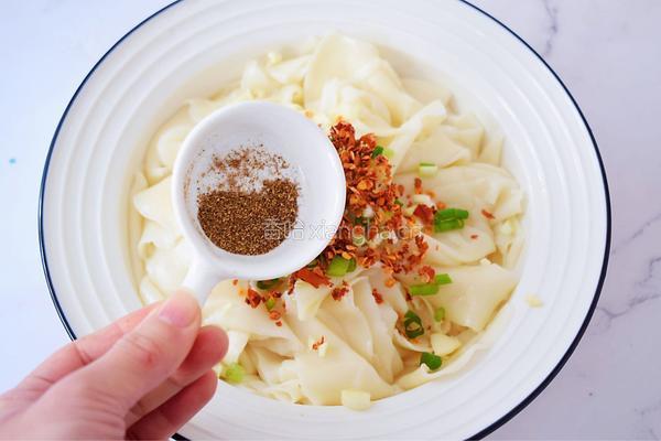 饺子皮油泼面的做法图解11
