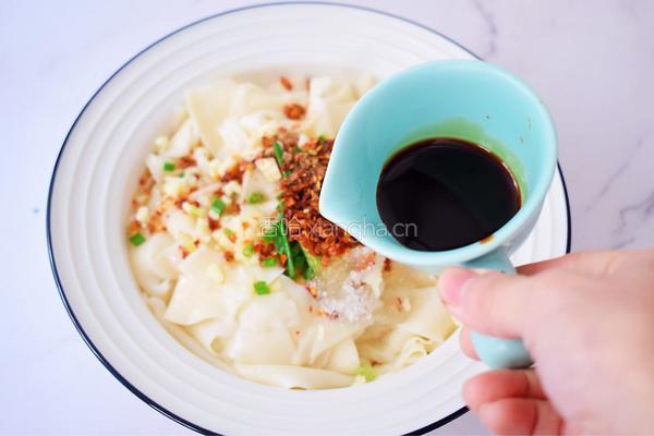 饺子皮油泼面的做法图解16