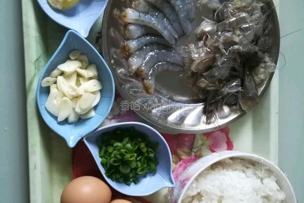 滑蛋虾仁饭的做法图解1