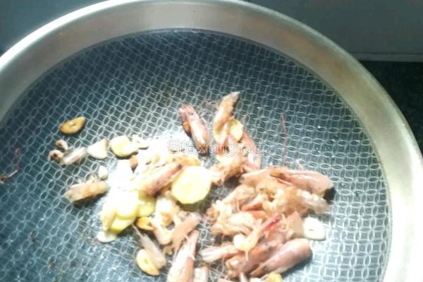 滑蛋虾仁饭的做法图解2