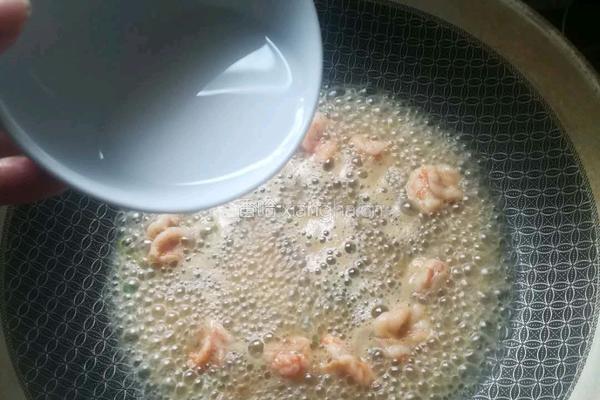 滑蛋虾仁饭的做法图解11
