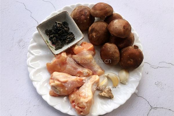 香菇滑鸡的做法图解1