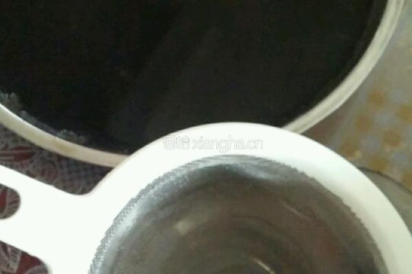 烧鲜草奶茶的做法图解2