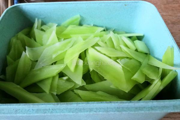 青笋炒肉的做法图解2