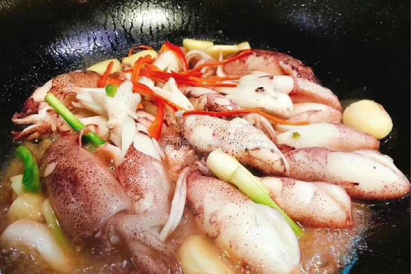 油焖小鱿鱼的做法图解2