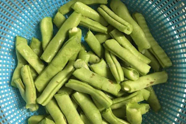 腊肉炒四季豆的做法图解1