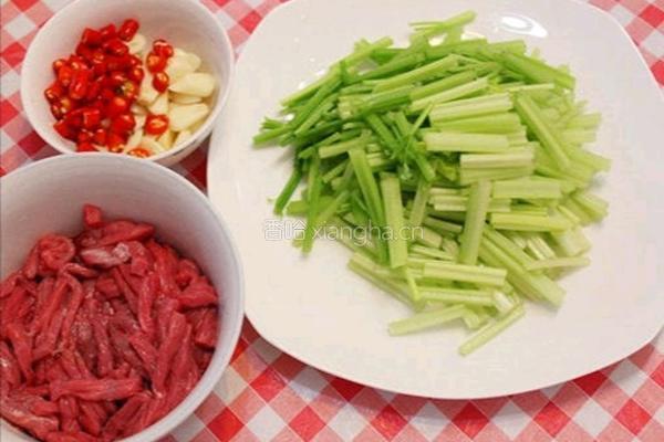 西芹炒牛肉的做法图解1