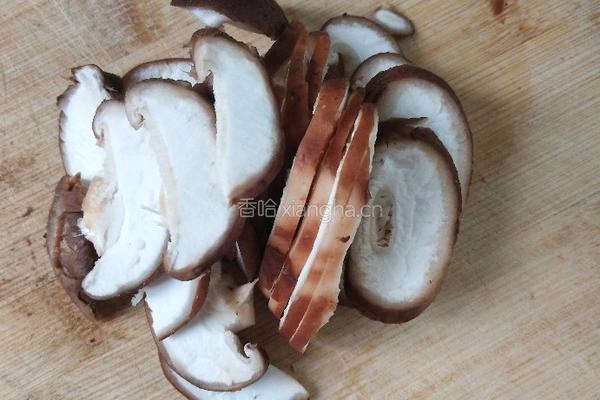 香菇鸡白菜蛋面的做法图解1