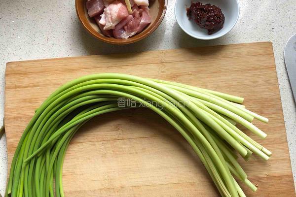 蒜苔炒肉沫的做法图解1