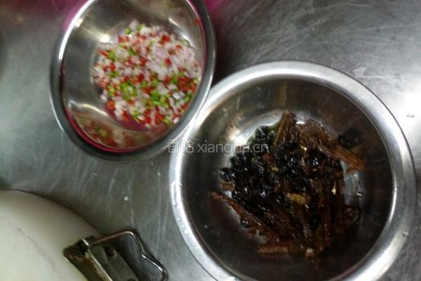 豆豉鲮鱼炒青菜的做法图解2