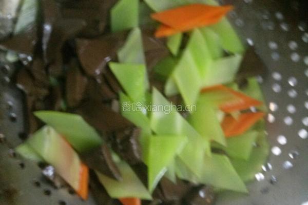 家常羊血烧莴笋的做法图解6