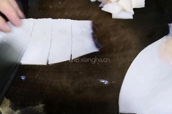 鱿鱼筒爆炒青椒红的做法图解3
