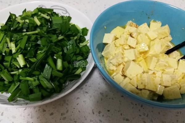 豆腐炒韭菜的做法图解1