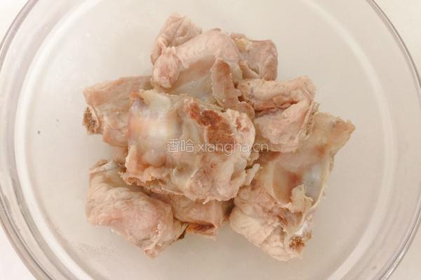 红烧排骨土豆的做法图解1