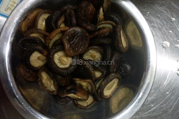 香菇蒸鸡的做法图解2