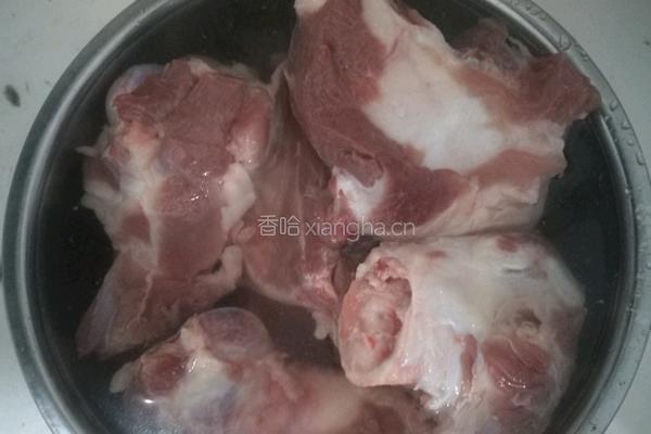 玉米胡箩卜炖筒子骨（电磁炉）的做法图解1