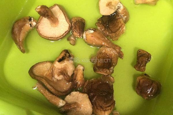 红枣香菇蒸鲩鱼腩的做法图解1