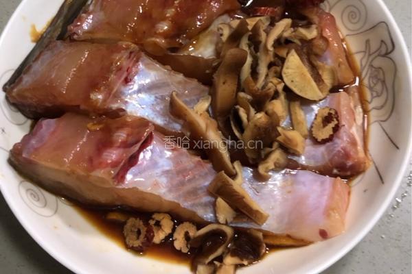 红枣香菇蒸鲩鱼腩的做法图解4