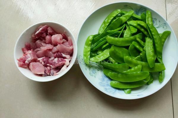 荷兰豆炒瘦肉的做法图解1