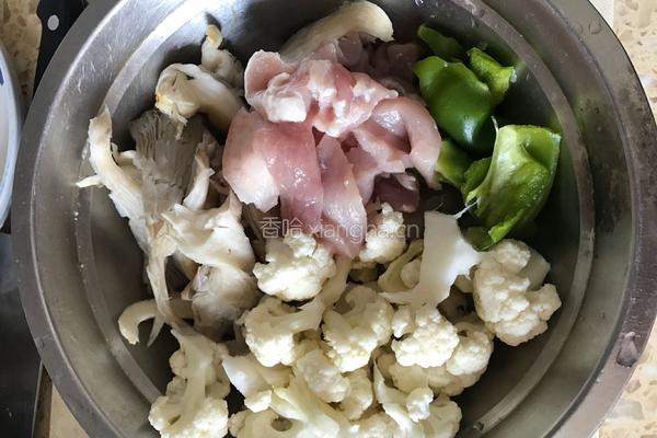 平菇炒花菜的做法图解1