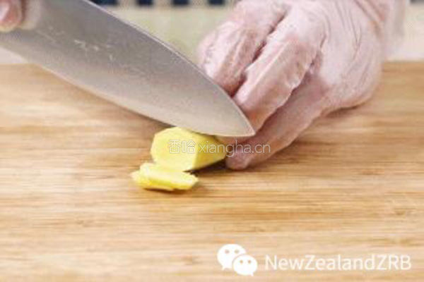 高山紫萝卜排骨新西兰花胶汤的做法图解2