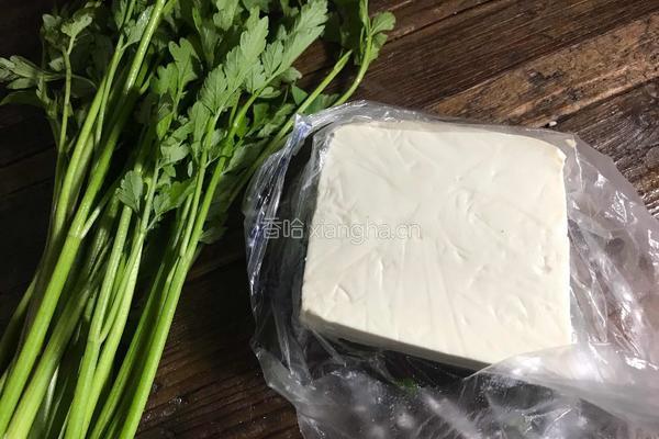 野芹菜叶豆腐汤的做法图解1