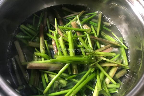 瓜子仁拌野芹菜梗的做法图解4