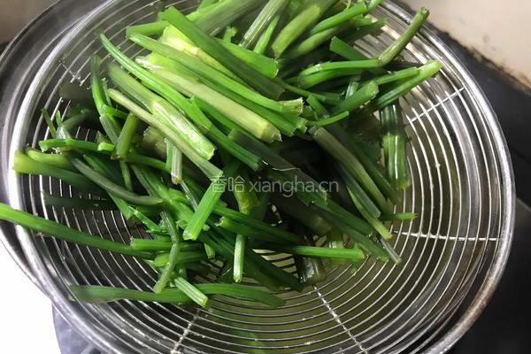 瓜子仁拌野芹菜梗的做法图解5