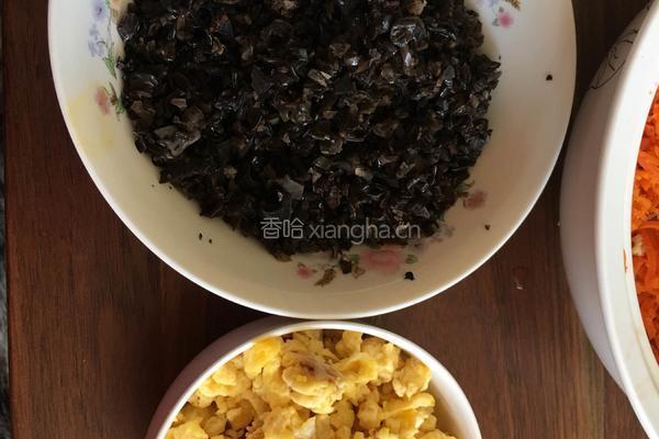 胡萝卜鸡蛋粉丝木耳馅水饺的做法图解2