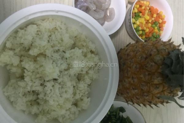 菠萝炒饭的做法图解1