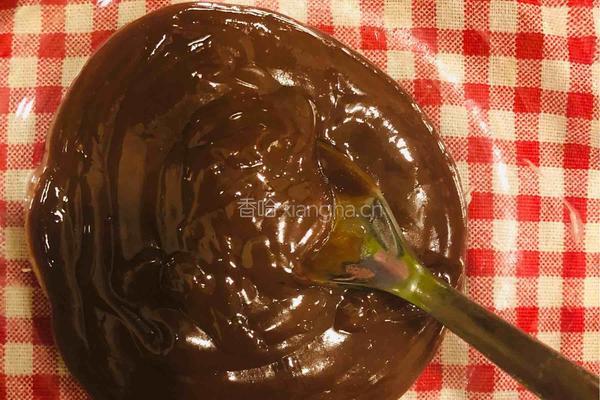 圣诞帽草莓杯子蛋糕的做法图解3