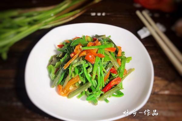 双椒炒野芹菜梗