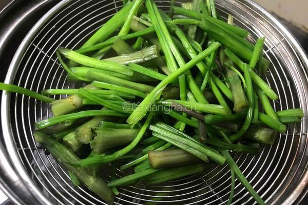 双椒炒野芹菜梗的做法图解5