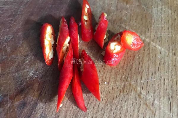 双椒炒野芹菜梗的做法图解7