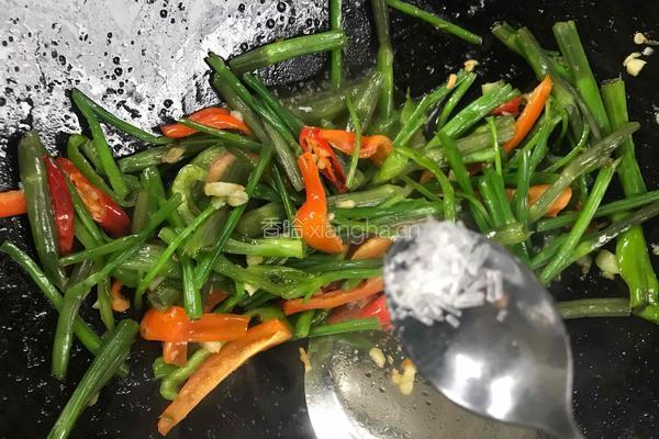 双椒炒野芹菜梗的做法图解14